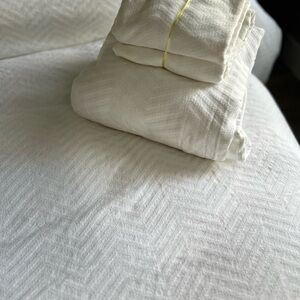 Docofil  White  Chevron Bed Set queen
Duvet and two
2 Queen pillow covers